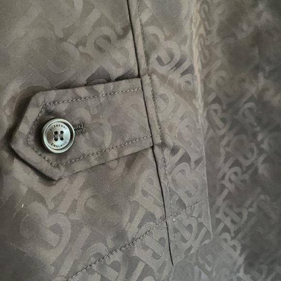 NWT black Burberry trench in subtle and sophisticated TB print - Picture 4 of 15